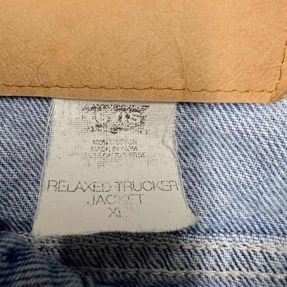 Levis Relaxed Trucker Jacket Mens XL Light Wash Blue Denim Cotton Vintage Style - Picture 2 of 15